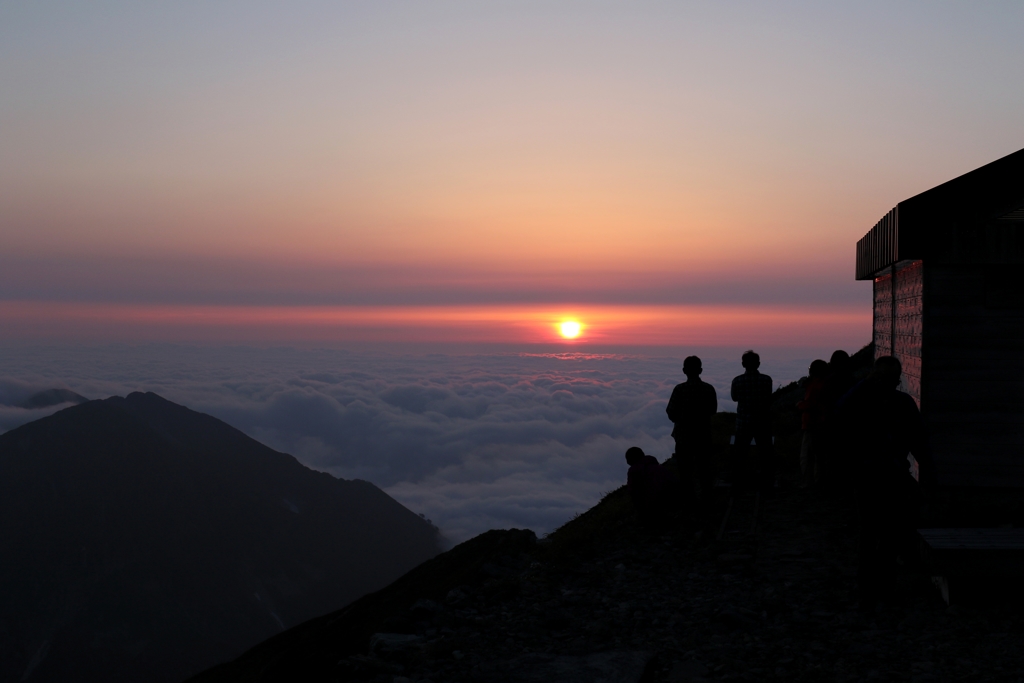 雲海に沈む太陽
