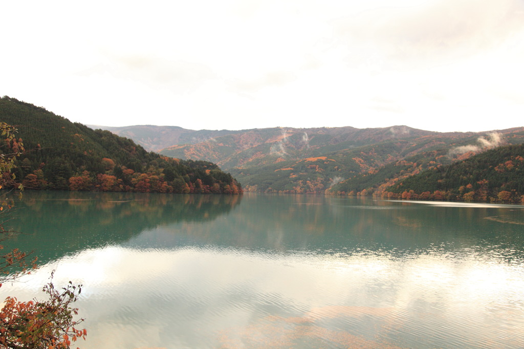 秋の湖