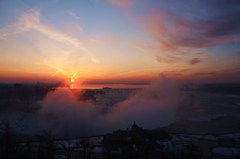 瀧潮に霞む朝日