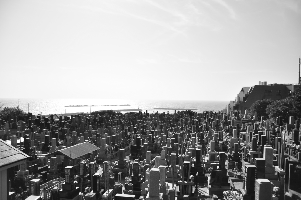 海と墓地
