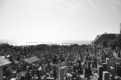 海と墓地