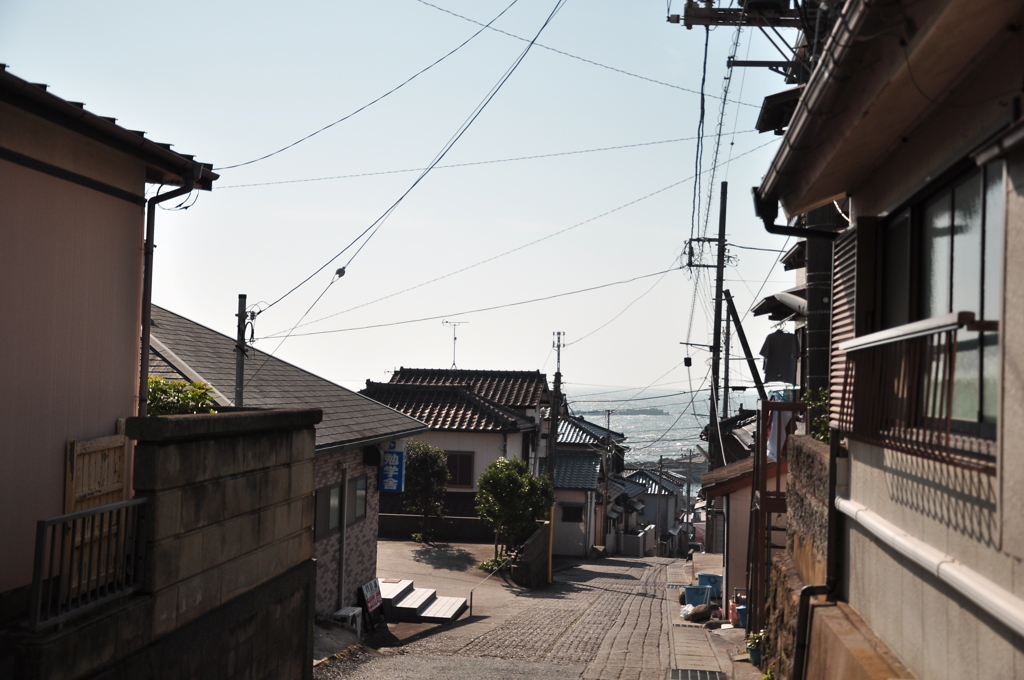 海と町