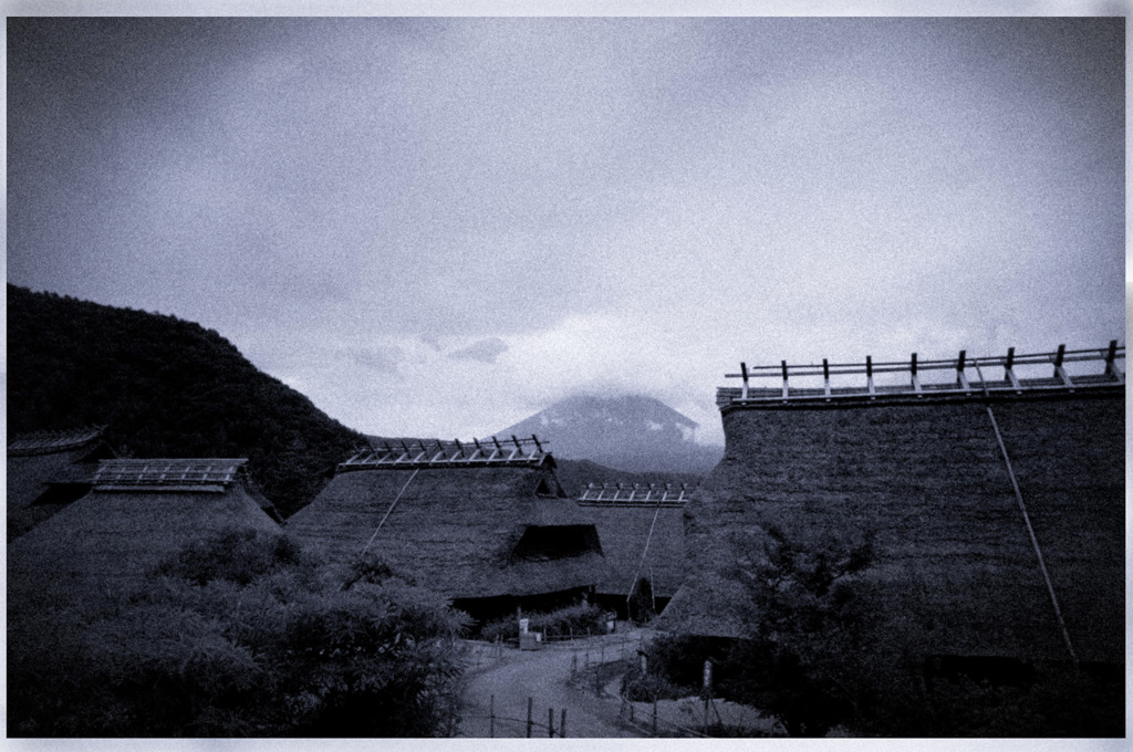 茅葺き屋根と富士山が見える風景