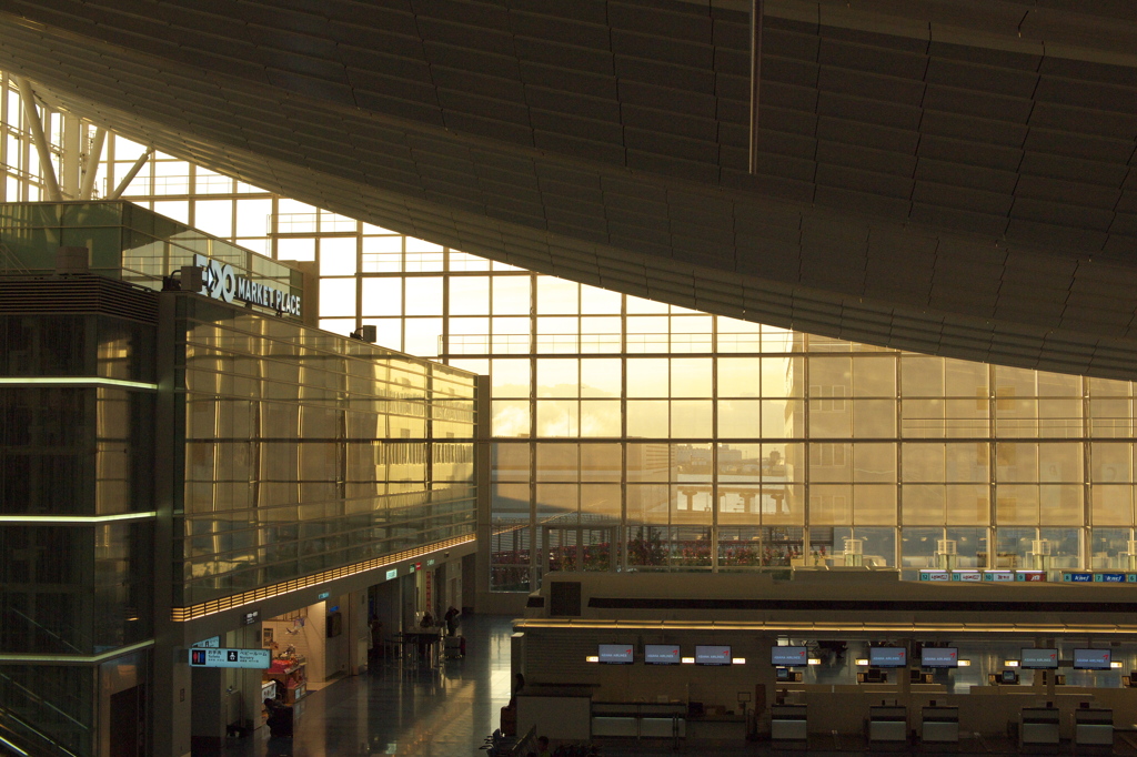 Late afternoon at Haneda Airport