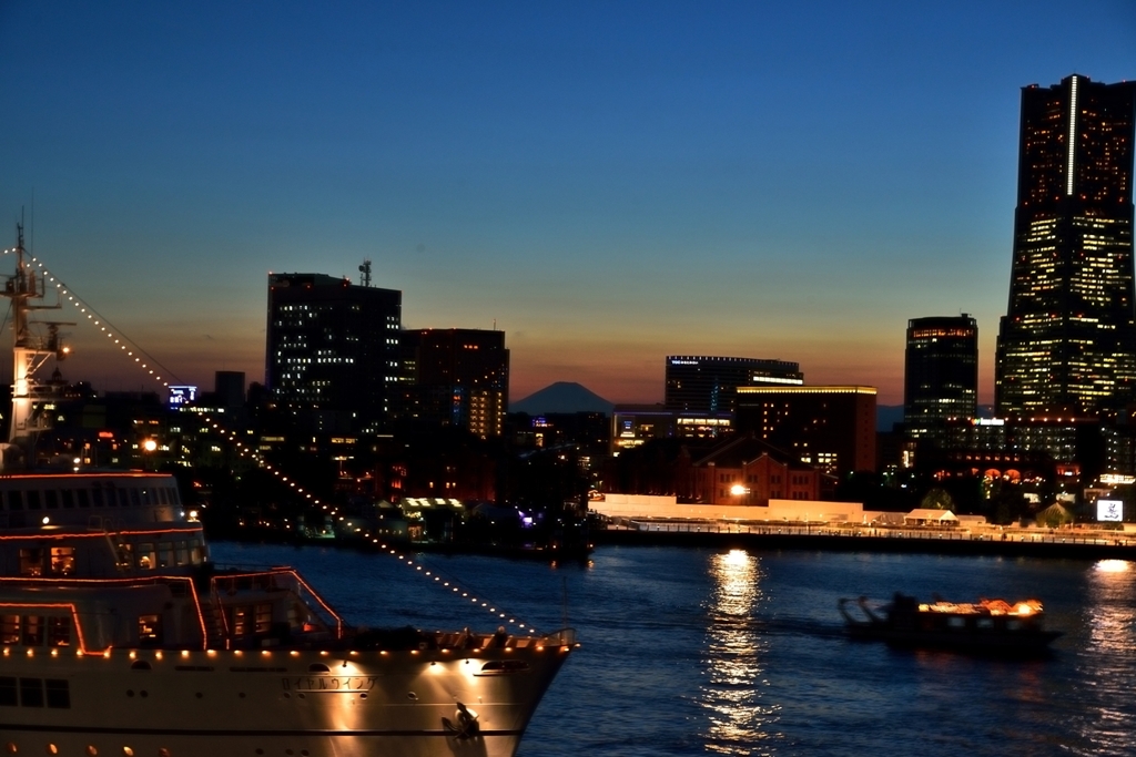 横浜夜景散歩　ディナークルーズを終えて