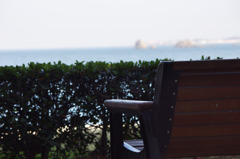 海を臨むベンチ