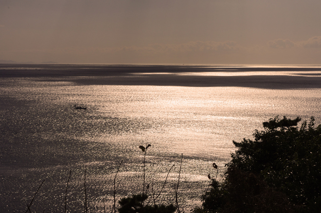 秋の海は寂し色