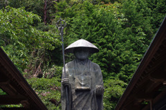 何か