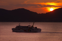 夕暮れの中を
