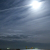 月と飛行機雲