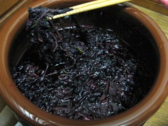 梅干に紫蘇の葉を入れました