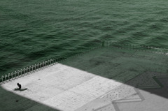 静かに不穏な海の写真