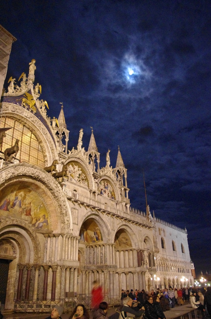 サンマルコ広場の月