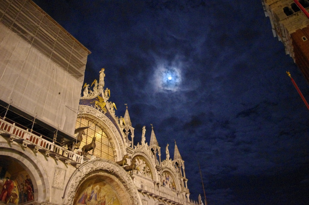 サンマルコ広場の月