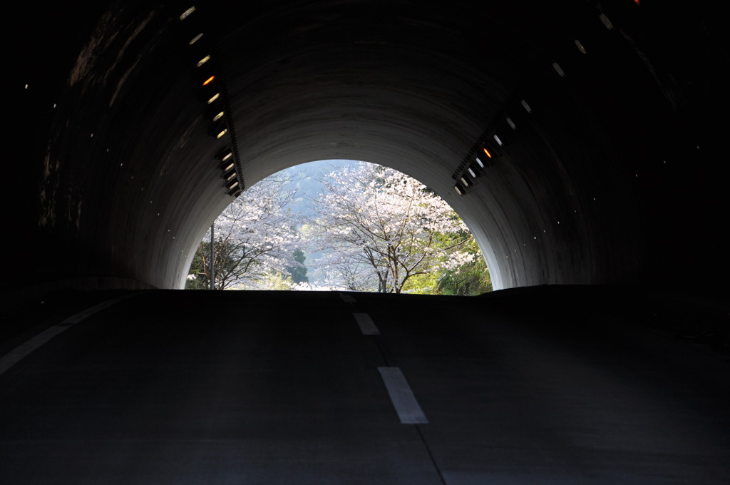 トンネルの向こうに