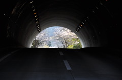 トンネルの向こうに