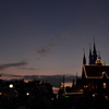 夕日に向かって空飛ぶゾウ