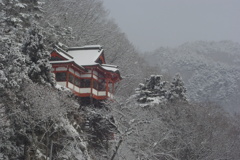 冬景色にはえる赤い建物