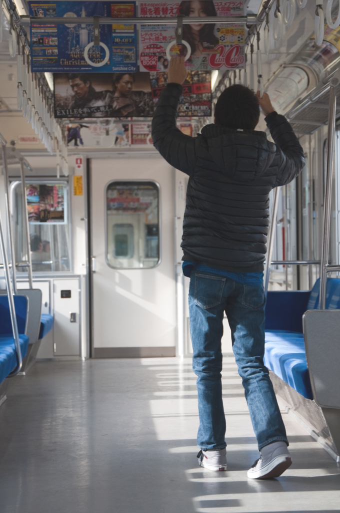 電車で背伸びして