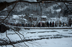 雪降り、人渡る、冬の橋