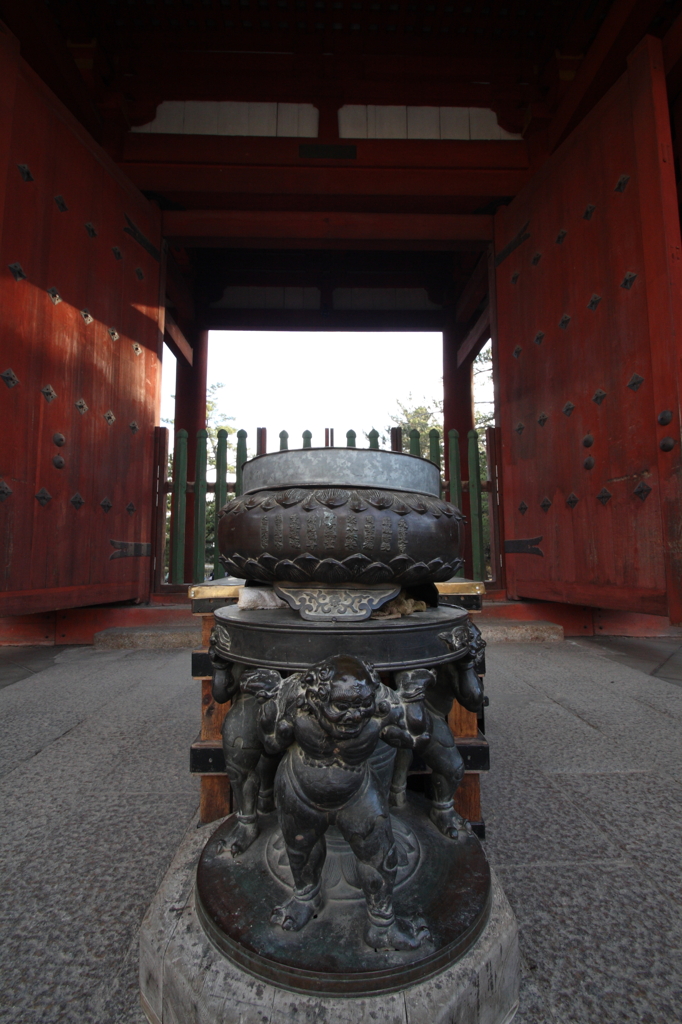 東大寺、南大門前。