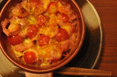 トマトとベーコンのチーズ焼き