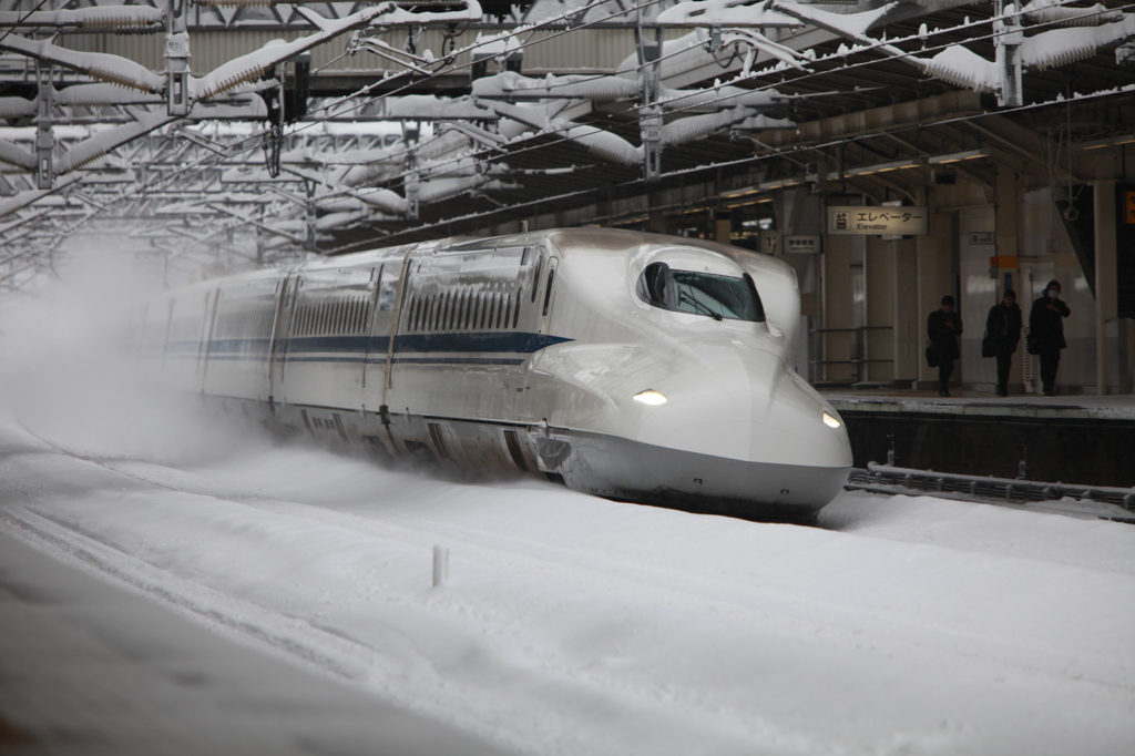 雪煙をあげて