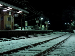雪の無人駅
