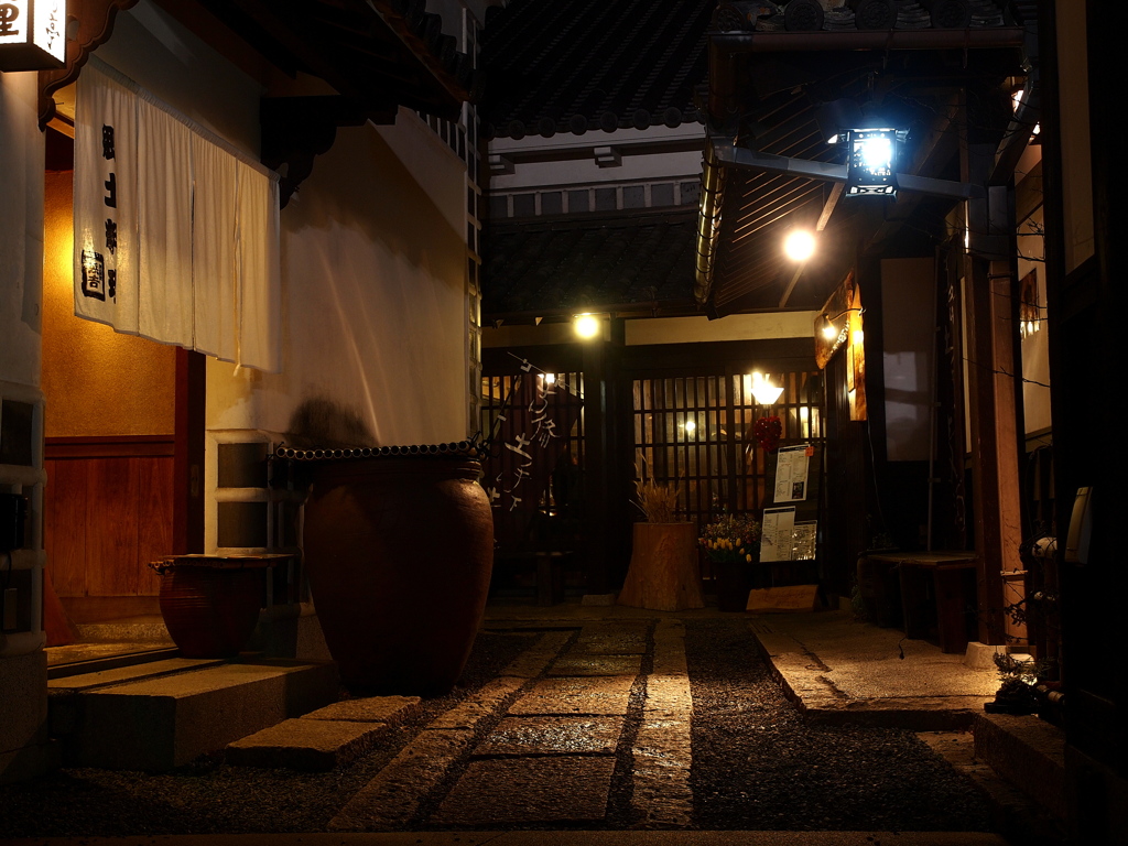店先にこぼれる灯り