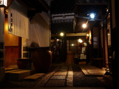 店先にこぼれる灯り