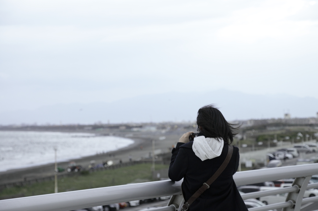 海を撮る女の子