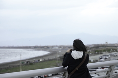 海を撮る女の子