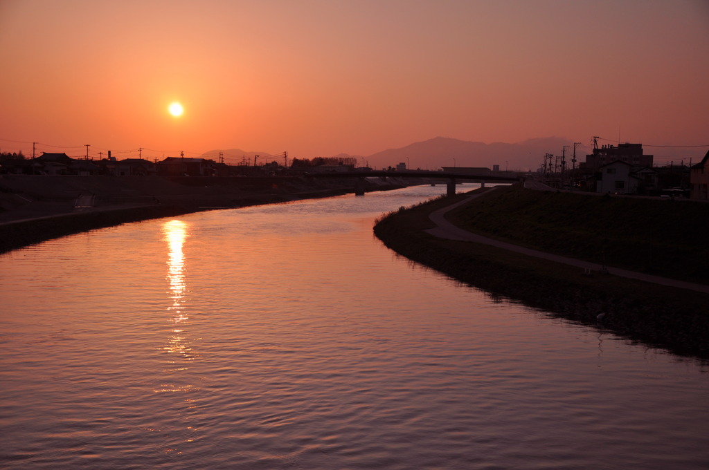 夕日の見える橋の上で