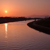 夕日の見える橋の上で