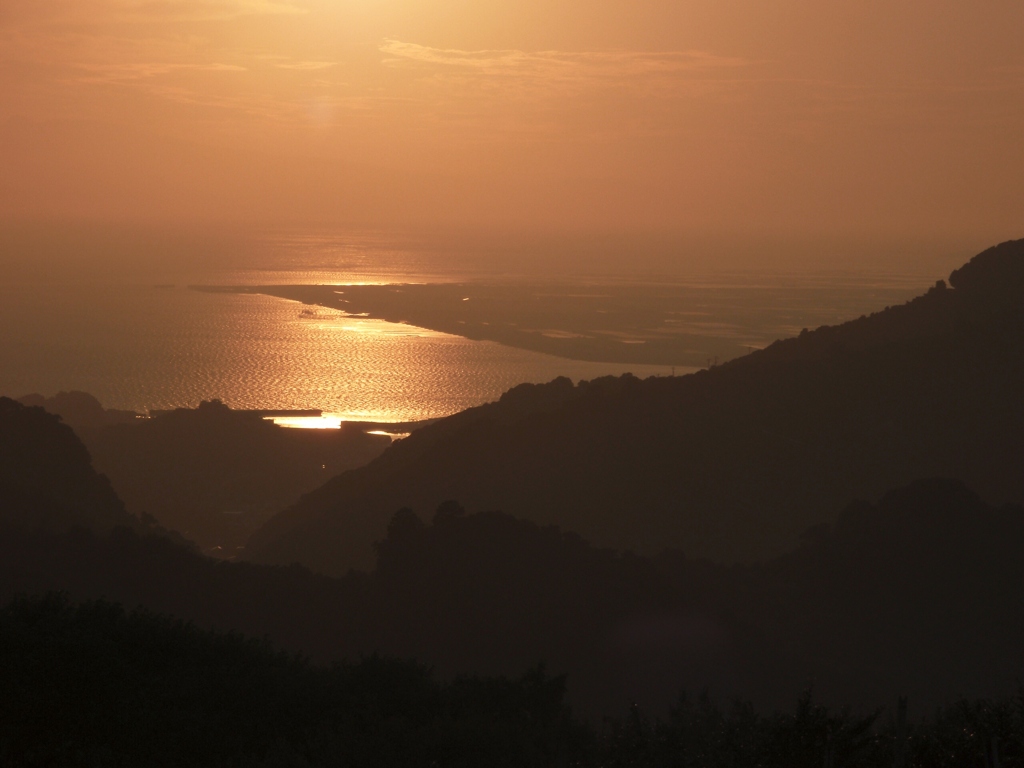干拓地の夕景