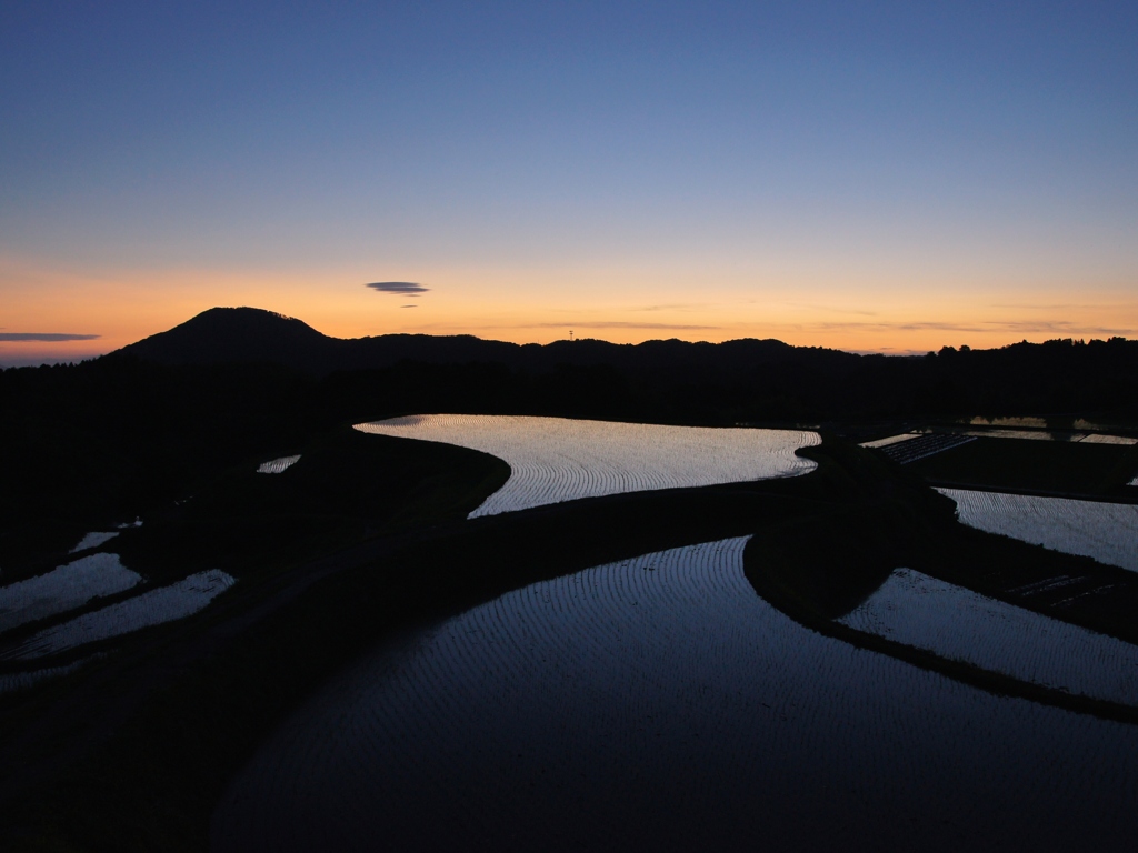 日没後　天空の棚田と夕景