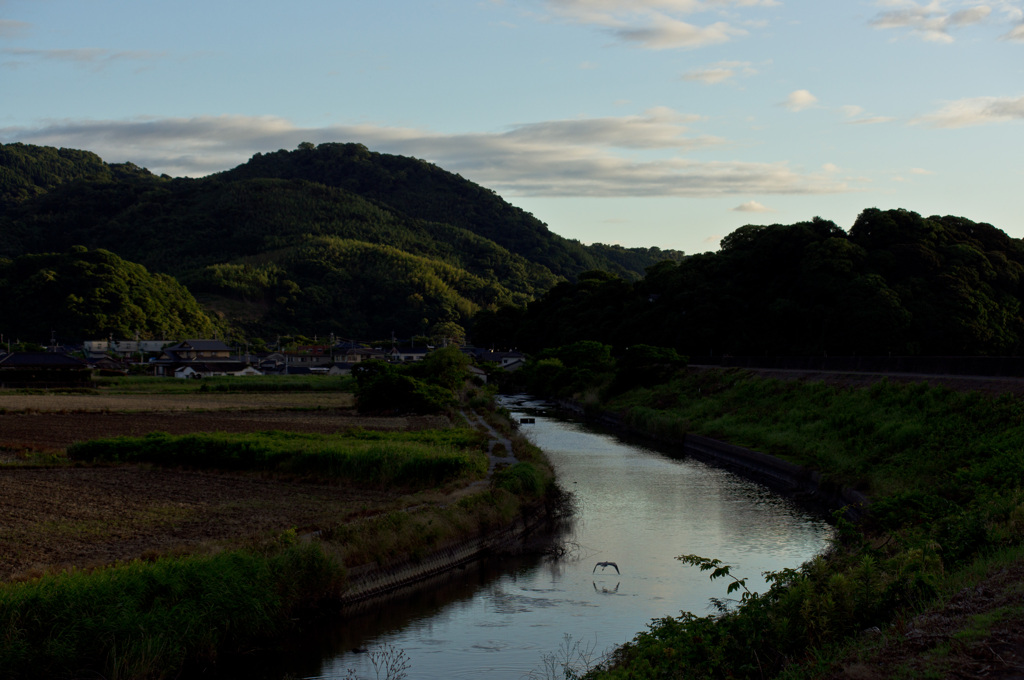 里山の夕暮れ時