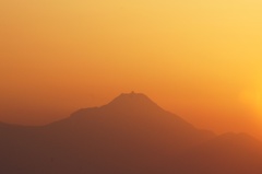 かすむ雲仙普賢岳の夕景　オレンジパワー