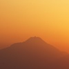 かすむ雲仙普賢岳の夕景　オレンジパワー
