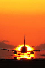 熊本空港　夕陽と飛行機