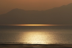 1809_夕陽のスポットライトと海の反射