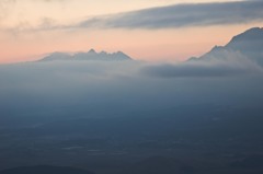阿蘇山の夜明け　根子岳に絡む雲
