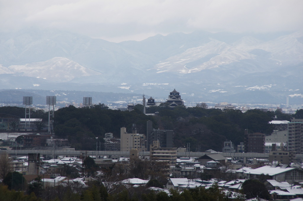 熊本城と阿蘇の雪景色