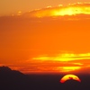 阿蘇山から雲仙普賢岳に沈む夕陽を望む