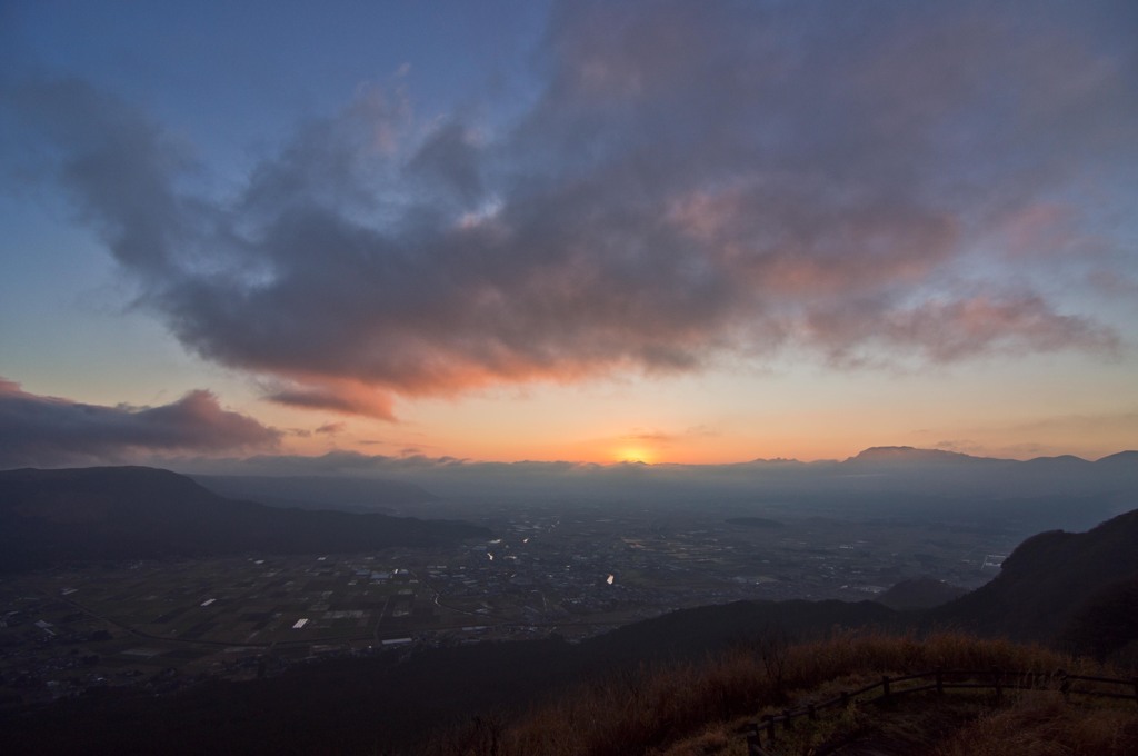 阿蘇山の夜明け　カルデラ
