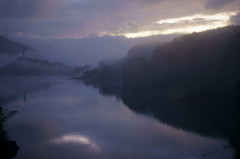 ダム湖の夕景