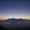 阿蘇山　うすい雲海の下から町明かりが、