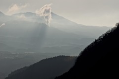 阿蘇山の夜明け　朝靄に煙る火口