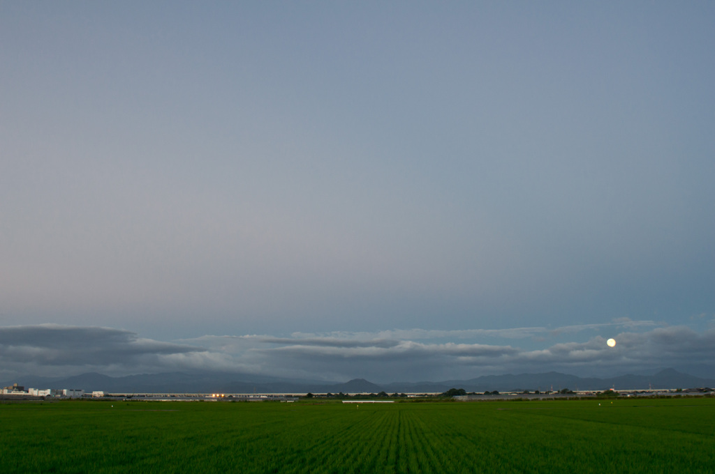 夕景と月（東側）