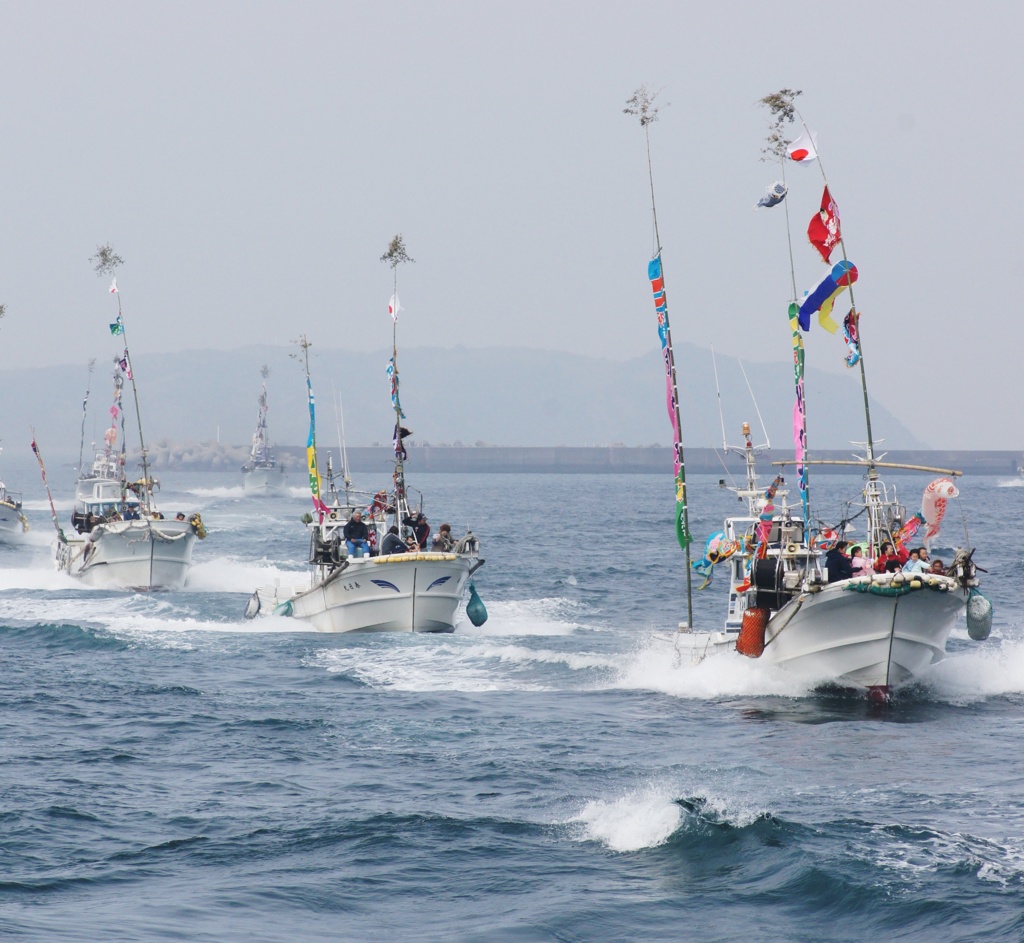 牛深ハイヤ祭り　飾り船団